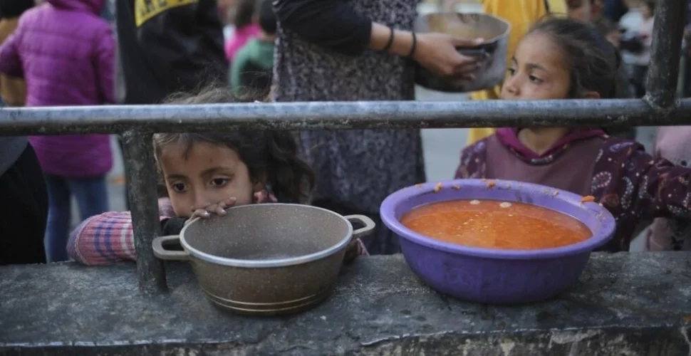 “Se você não tem dinheiro, morre de fome”, diz pai que pede comida nas ruas de Gaza para a família