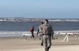 Jovem é encontrado morto e nu na praia