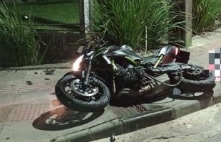 Jovem sofre acidente e morre ao gravar vídeo pilotando moto nova, em Tubarão