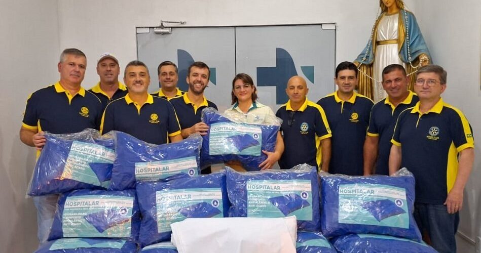 Rotary Club de Lauro Müller doa roupas de cama a Fundação Hospitalar Henrique Lage