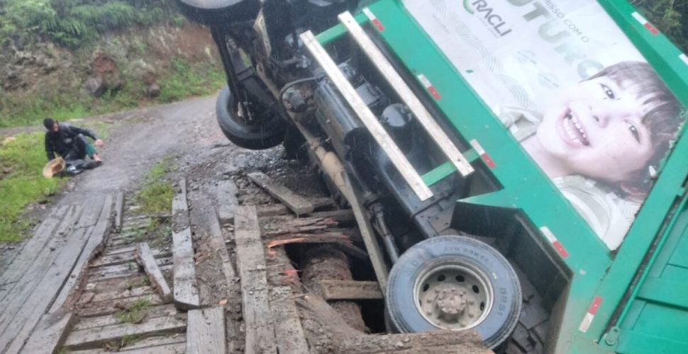 Prefeitura se manifesta após caminhão coletor de lixo cair dentro de rio no interior de Treviso