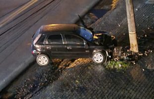 Motorista perde controle do veículo e colide contra poste em Lauro Müller