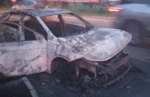 Carro é destruído por incêndio na SC-108 em Cocal do Sul