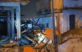 Explosão por vazamento de gás derruba casa de dois andares em Florianópolis