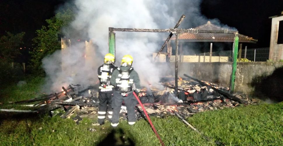 Casa é destruída por incêndio no Guatá, em Lauro Müller