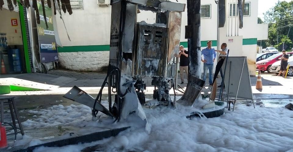 Bombeiros combatem incêndio em bomba de combustível em Criciúma