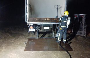 Caminhão pega fogo no pátio de empresa em Lauro Müller