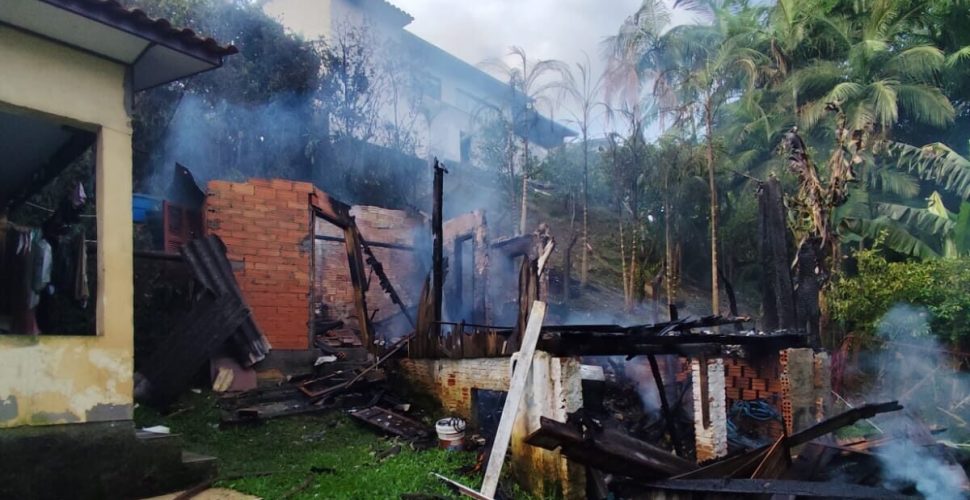 Corpo de Bombeiros de Lauro Müller controla incêndio e evita danos maiores em residências