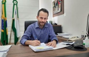 Jair Nandi (PSD) toma posse como prefeito interino de Urussanga