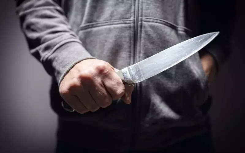Homem mata mulher a facadas após ela trocar TV de lugar e se entrega à Polícia