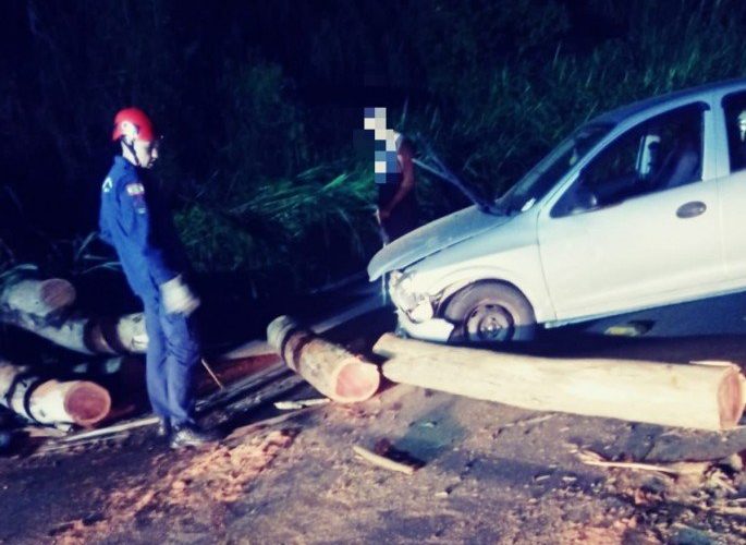 Motorista fica ferida ao colidir em árvore que caiu sobre pista e interditou rodovia em Urussanga