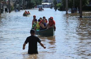RS chega a cem mortes devido às enchentes