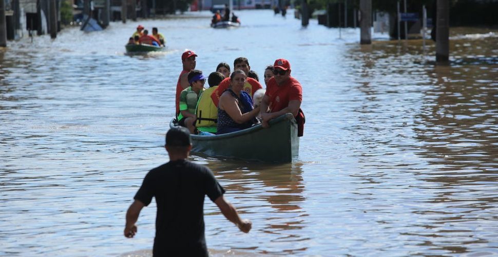 RS chega a cem mortes devido às enchentes