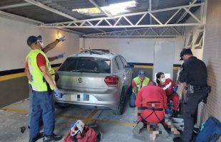 Ao instalar ar-condicionado trabalhador cai do sétimo andar de edifício em Criciúma