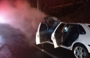 Veículo pega fogo na rodovia SC-108 em Cocal do Sul