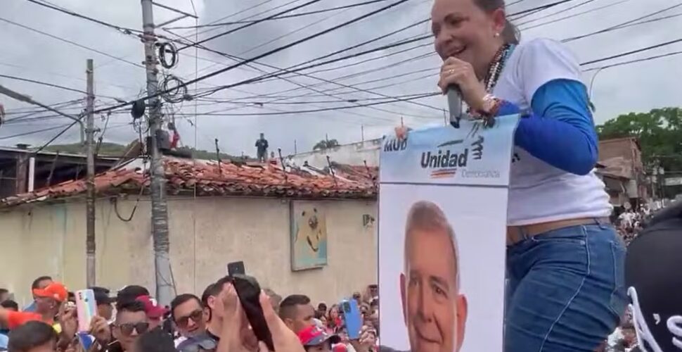 Oposição venezuelana recorre a pôster para apresentar aos eleitores candidato desconhecido que desafiará Maduro