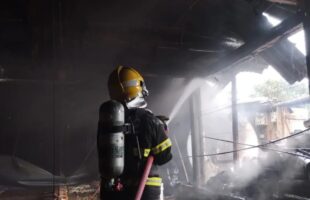 Bombeiros de Lauro Müller combatem incêndio em aviário