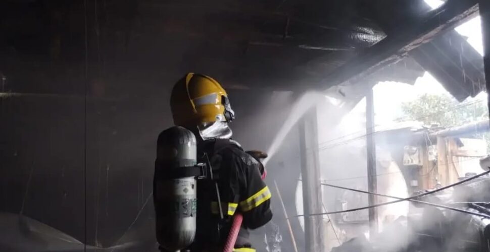 Bombeiros de Lauro Müller combatem incêndio em aviário