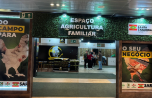 Cidasc assina adesão de empresas ao Selo de Conformidade e lança produtos do agro com a bandeira de Santa Catarina