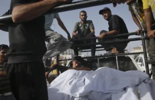 Israel continua bombardeios em Gaza enquanto governo racha sob pressão por cessar-fogo