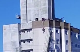 Trabalhador fica pendurado em prédio em construção após problema em andaime