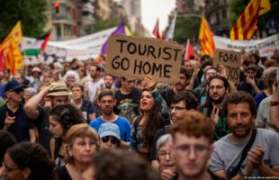 Europeus se rebelam contra o turismo de massa