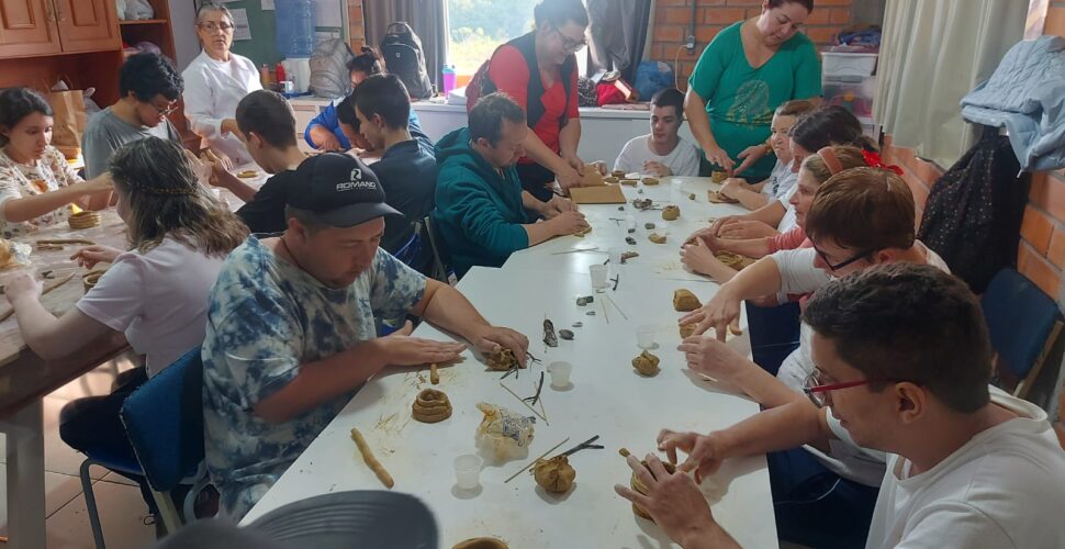 Oficina de Cerâmica Indígena na APAE de Cocal do Sul promove inclusão e resgate cultural