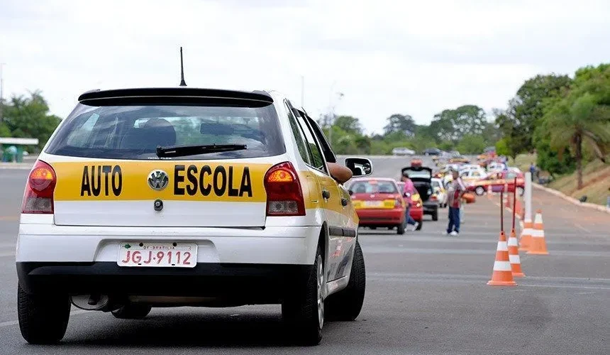 Veículos de autoescolas agora têm limite de idade; saiba quais