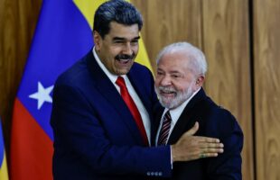 ‘Quem se assustou que tome um chá de camomila’, diz Maduro após Lula comentar fala sobre ‘banho de sangue’