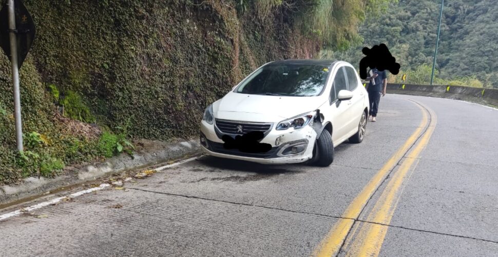 Motorista perde controle da direção e colide em mureta na Serra do Rio do Rastro