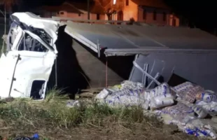 Acidente com caminhão de arroz mata homem e deixa jovem em estado grave na Serra
