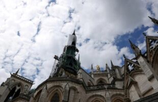 Incêndio atinge torre da catedral de Rouen e faz reviver medo da Notre-Dame de Paris