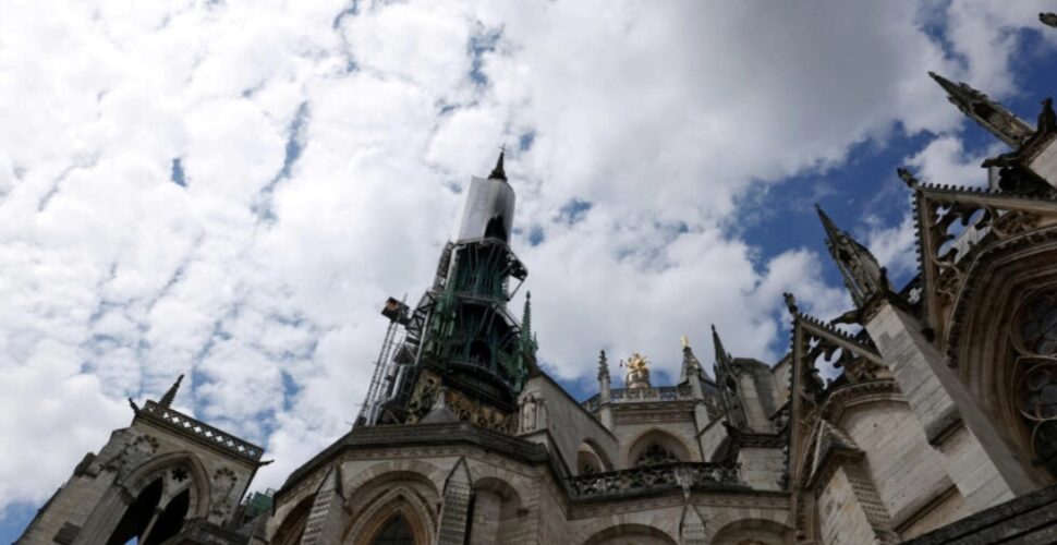 Incêndio atinge torre da catedral de Rouen e faz reviver medo da Notre-Dame de Paris