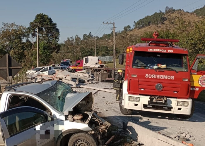 Barras de concreto caem de caminhão e atingem carros na SC-390, entre Tubarão e Pedras Grandes