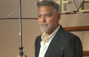 George Clooney adere à campanha que pede desistência de Joe Biden das eleições