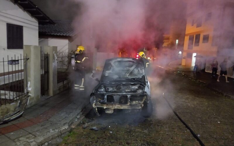 Homem agride companheira e tem veículo destruído por fogo