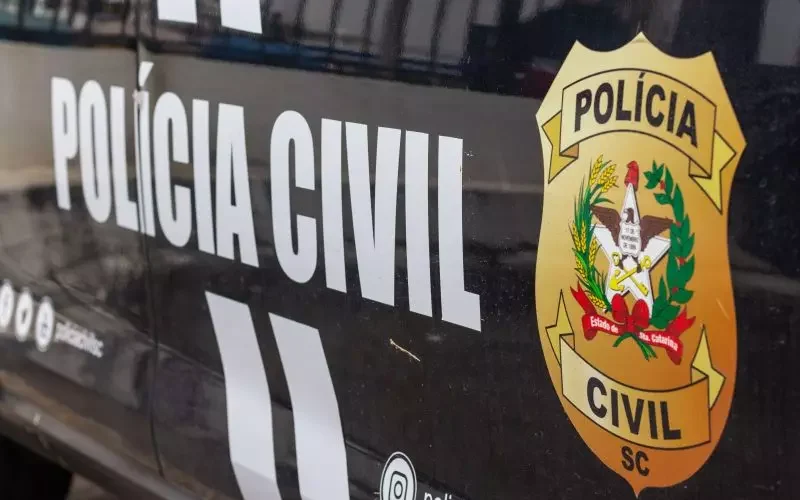 Pai de santo acusado de crimes sexuais é preso após se apresentar à Polícia Civil