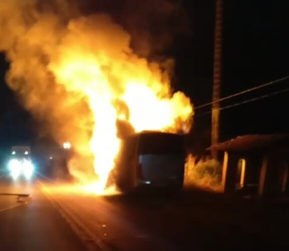 Micro-ônibus de transporte intermunicipal é destruído por incêndio na SC-108