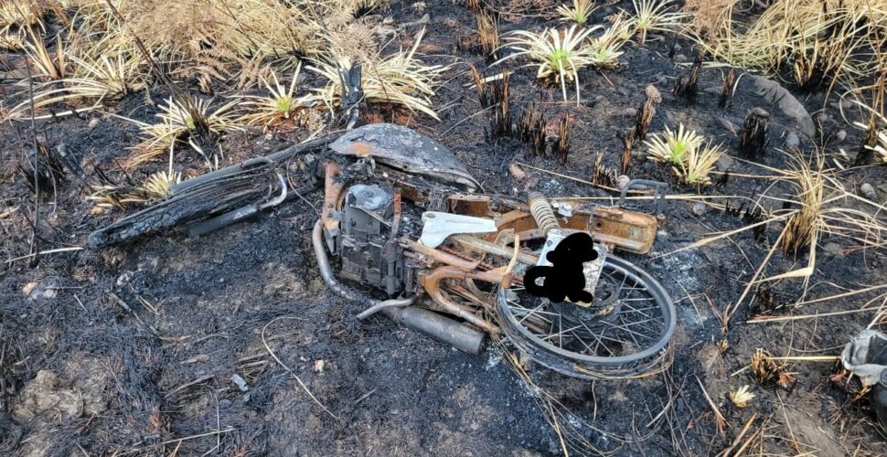 Motocicleta com registro de furto é encontrada incendiada em Bom Jardim da Serra