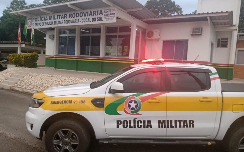 Motorista é hospitalizado após perder o controle da direção e bater em um poste em Cocal do Sul