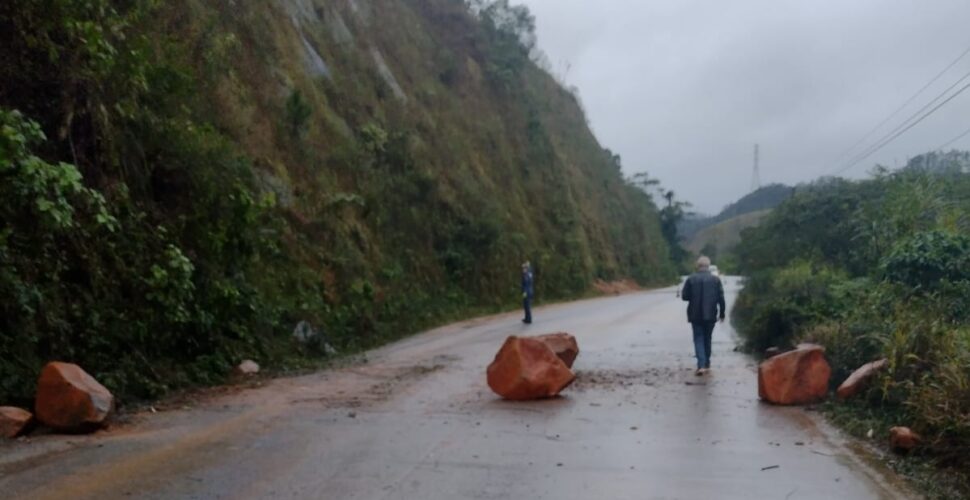 Deslizamento de pedras atinge veículos em Orleans