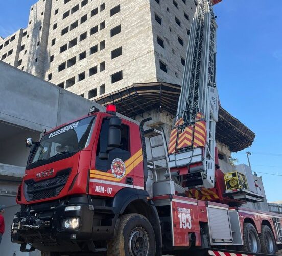 Trabalhador sofre choque elétrico em edifício em construção