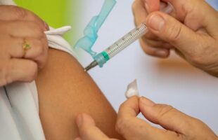 Notícias falsas provocam baixa adesão à vacinação contra a gripe, afirma infectologista