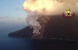 Itália emite alerta vermelho sobre atividade vulcânica em ilha