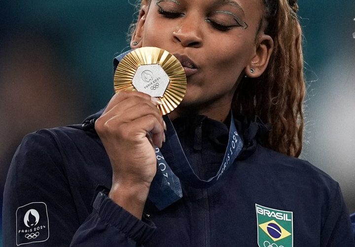 Rebeca é ouro no solo e vira maior medalhista olímpica do Brasil