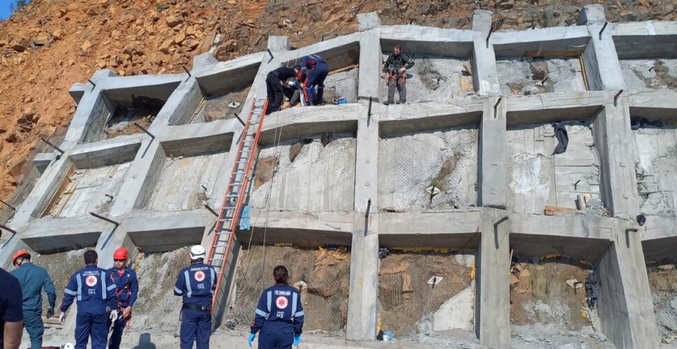 Trabalhador sofre queda de 5 metros em obras de contenção na Serra da Rocinha