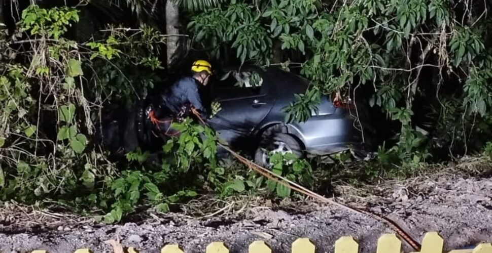 Carro cai em ribanceira de 10 metros na Serra do Rio do Rastro