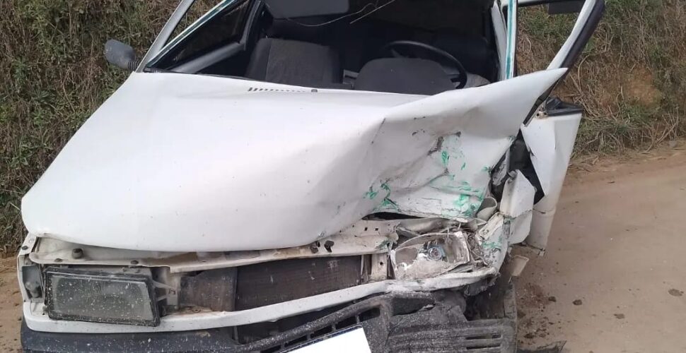 Carros colidem frontalmente na área rural de Lauro Müller