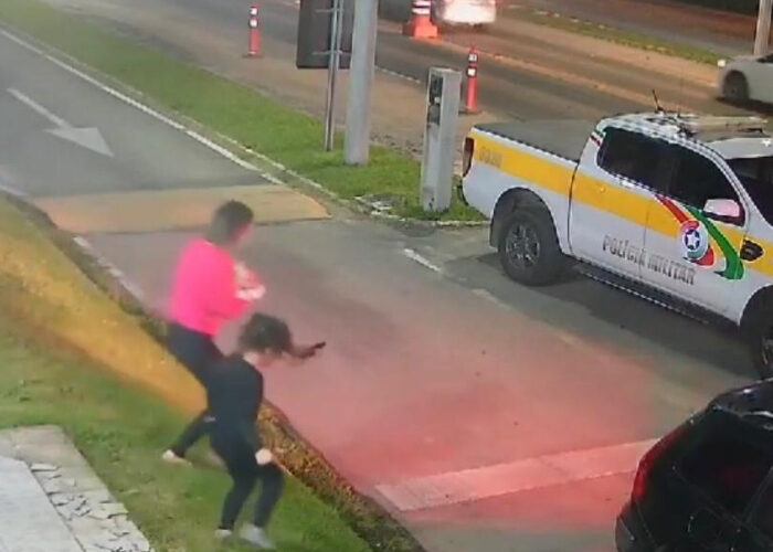 Bebê engasgado é salvo por policiais