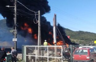 Incêndio em caminhão com gasolina interdita BR-101 em ambos os sentidos